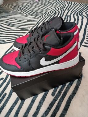 Nike Kids Red, Black & White Low-Top Sneakers